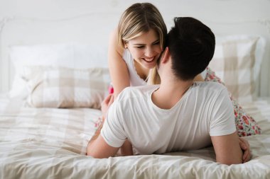 Yatak odasında genç çekici sevgi dolu çift portresi