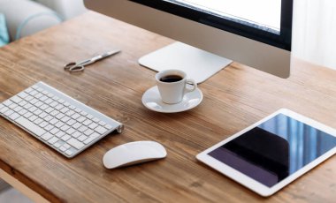 Ofis Masası bilgisayar, tablet ve kahve ile