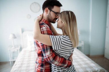 Yatak odasında genç çekici sevgi dolu çift portresi