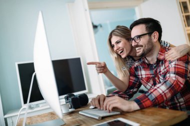 Genç çekici grafik tasarımcıları proje üzerinde birlikte çalışma