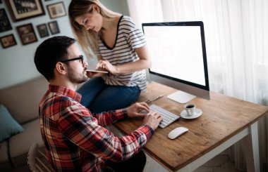 Genç çekici grafik tasarımcıları proje üzerinde birlikte çalışma