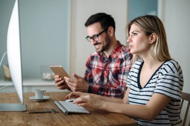 Genç çekici grafik tasarımcıları proje üzerinde birlikte çalışma