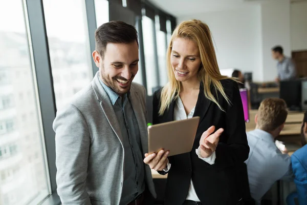 Affärsmän Diskuterar När Använder Digitala Surfplattor Kontoret Tillsammans — Stockfoto