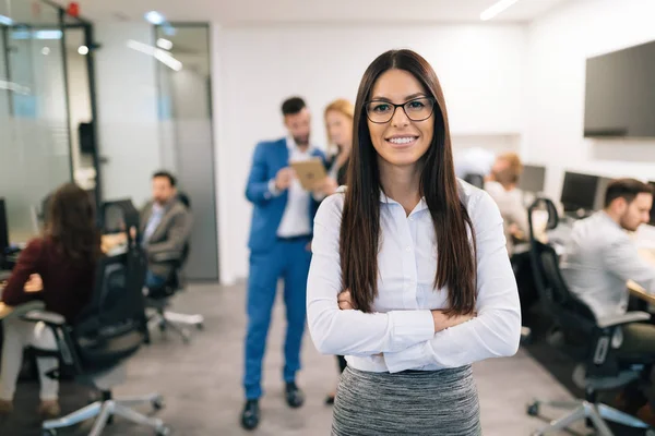 Retrato de mulher de negócios bonita bem sucedida no escritório — Fotografia de Stock