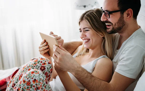 Unga Lyckliga Paret Använder Digitala Tablett Sovrum — Stockfoto