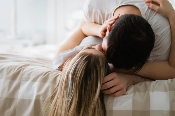 Retrato Pareja Amorosa Atractiva Joven Dormitorio — Foto de Stock