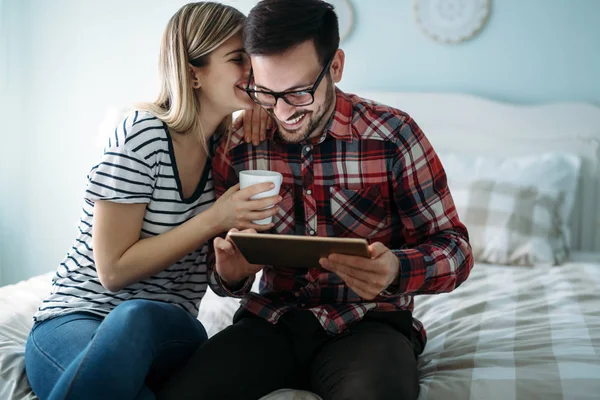 Junges Glückliches Paar Nutzt Digitales Tablet Schlafzimmer — Stockfoto