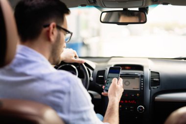 Arabaya akıllı telefon kullanarak adam sürücüsü