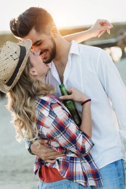 Gülen ve having fun mutlu çifti kumsalda zaman