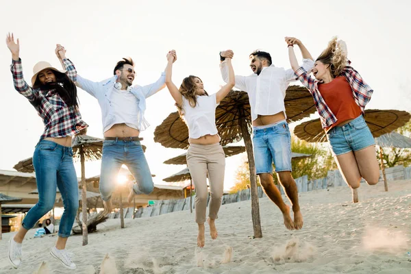 Szczęśliwy Przyjaciół Skoków Zabawy Plaży Lato — Zdjęcie stockowe