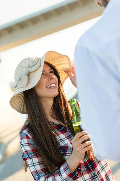 Feliz Joven Pareja Sonriendo Bebiendo Cerveza Playa — Foto de Stock