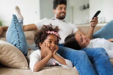 mutlu aile kanepede otururken film izliyor