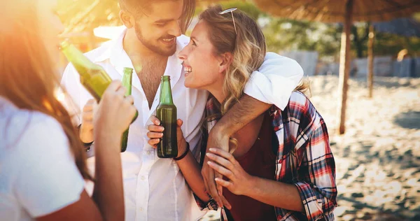 Grupo de jóvenes amigos riendo y bebiendo cerveza — Foto de Stock