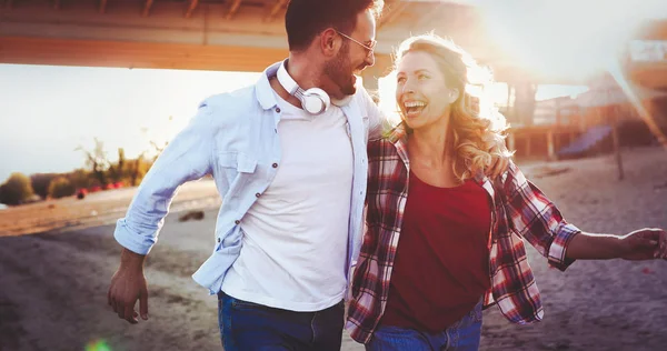 Riktigt Glad Lekfull Par Älskar Att Kul Stranden — Stockfoto