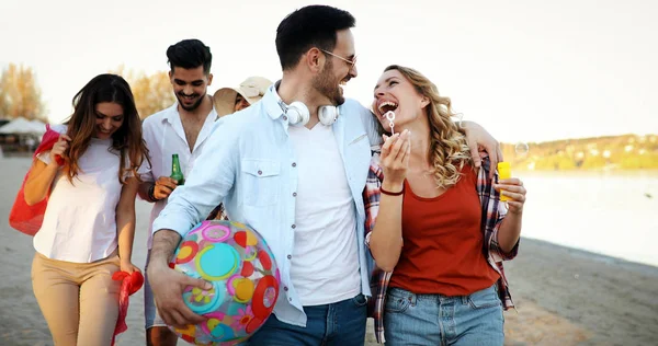 Amigos Felizes Festejando Divertindo Praia Verão — Fotografia de Stock