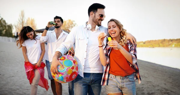 Amigos Felizes Festejando Divertindo Praia Verão — Fotografia de Stock