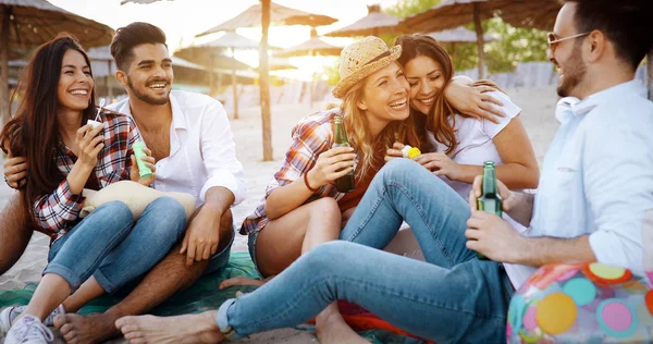 Ομάδα Νέων Φίλων Γελώντας Και Πίνοντας Μπύρα Στην Παραλία — Φωτογραφία Αρχείου
