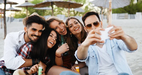 Gruppe Junger Freunde Lacht Und Trinkt Bier Strand — Stockfoto