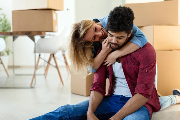 Casal Cansado Com Caixas Movendo Para Novo Apartamento Casa — Fotografia de Stock