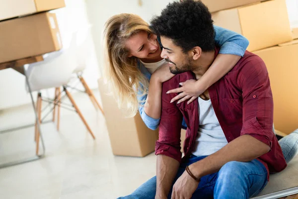 Casal Bonito Feliz Por Sua Nova Casa Abraçando Depois Mudar — Fotografia de Stock