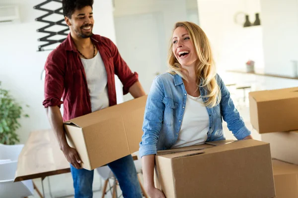 Casa Gente Movimiento Concepto Bienes Raíces Feliz Pareja Divirtiéndose Mientras — Foto de Stock