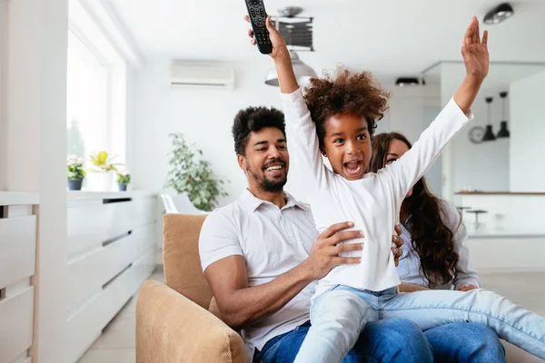 Feliz Familia Joven Relajarse Divertirse Hogar Moderno — Foto de Stock