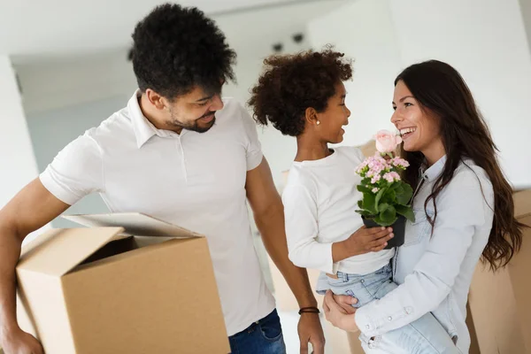 Familia Feliz Con Cajas Cartón Concepto Móvil —  Fotos de Stock