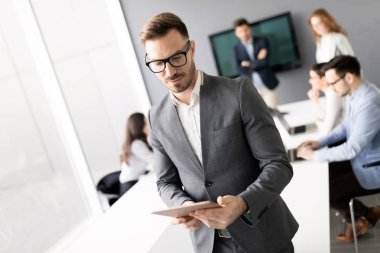 Modern ofisinde çalışan kurumsal teamworking arkadaşları