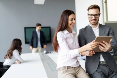 Modern ofiste tablet kullanan mutlu iş arkadaşları