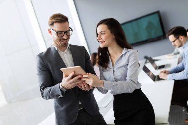 İş arkadaşları yeni fikirleri tartışıyor ve modern bir ofiste beyin fırtınası yapıyorlar.