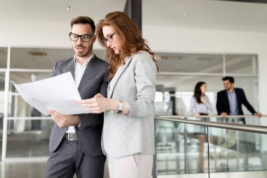 Modern ofisinde çalışan kurumsal teamworking arkadaşları