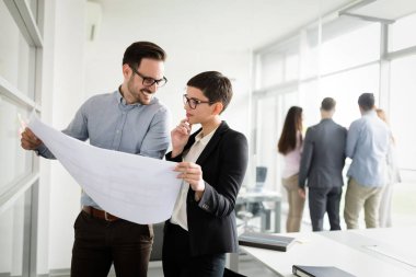 İş adamları iş yerinde eğleniyor ve sohbet ediyorlar.