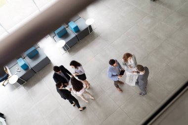 Bir grup mimar ve iş adamı birlikte çalışıyor ve beyin fırtınası yapıyorlar.