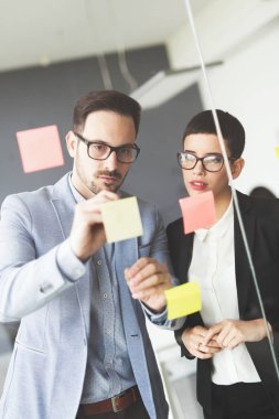 Ofiste iş proje üzerinde yaratıcı profesyonel iş adamları