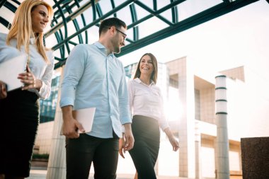 Resim açık duran genç çekici iş ortakları