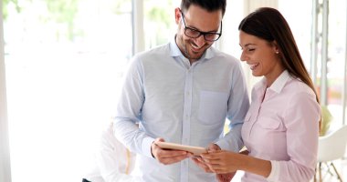 Birlikte modern ofiste çalışan iş muhasebeciler