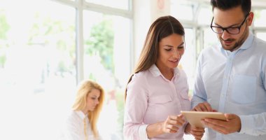 İki genç başarılı iş ortakları toplantısında çalışma görüntü