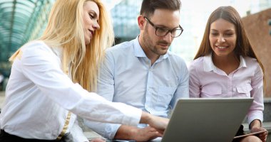 Ofisteki projede işbirliği yapan bir grup iş adamı