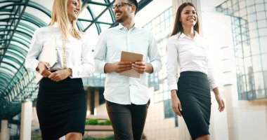 Ofiste mutlu iş arkadaşları rahat sohbet