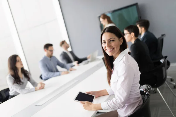 Compañeros de negocios en la sala de conferencias trabajando juntos —  Fotos de Stock