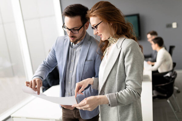 Группа архитекторов и деловых людей, работающих вместе и мозговой штурм