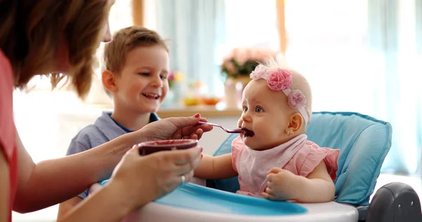 Madre Che Nutre Sua Bambina Con Cucchiaio Madre Che Cibo — Foto Stock