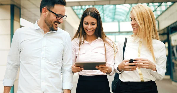 Imagen Socios Empresariales Jóvenes Atractivos Pie Aire Libre — Foto de Stock