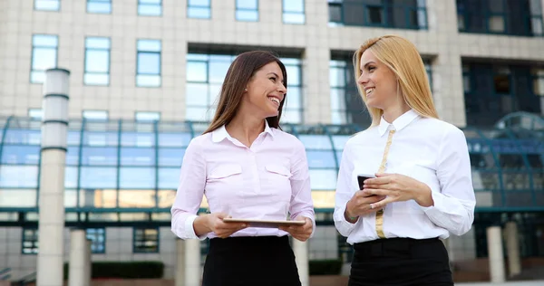 Image Deux Jeunes Belles Femmes Comme Partenaires Affaires Debout Extérieur — Photo