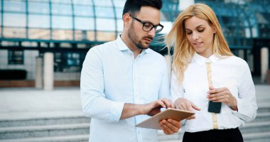 İş arkadaşları yeni fikirleri tartışıyor ve modern bir ofiste beyin fırtınası yapıyorlar.