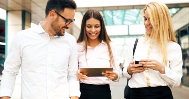 Ofisteki projede işbirliği yapan bir grup iş adamı