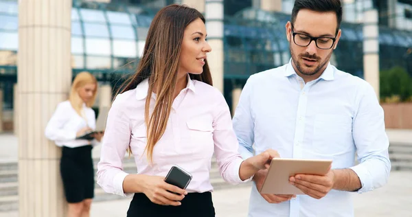 Compañeros Negocios Mirando Tableta Oficina Lugar Trabajo —  Fotos de Stock