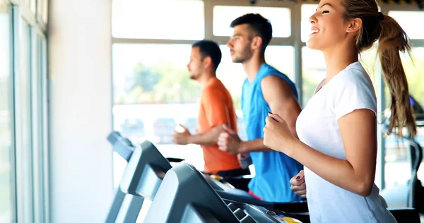 Imaginea Unei Tinere Echipe Vesele Fitness Sala Gimnastică — Fotografie, imagine de stoc