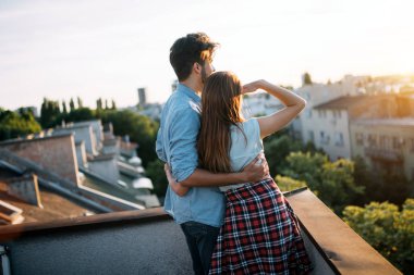 Aşk'nde günbatımı bir teras zevk şirin çift