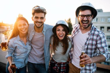 Genç arkadaşlar çatı içkiler dışarı asılı. Gençler partisinde bira kızartma.